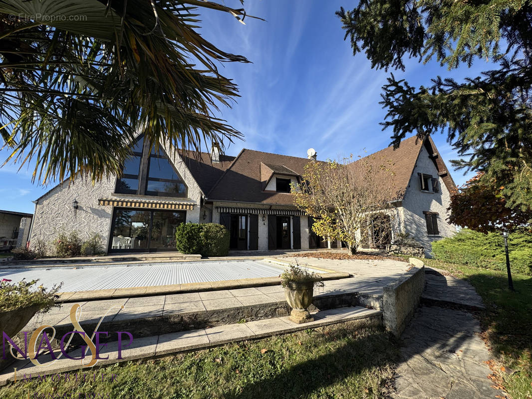 Maison à SAINT-REMY-EN-ROLLAT