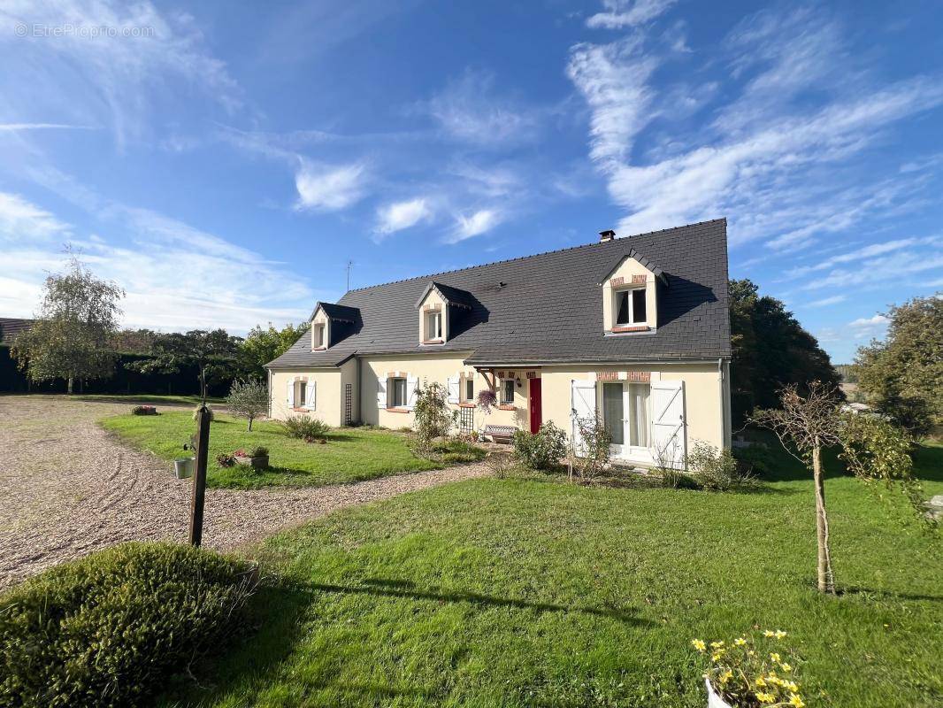 Maison à LA CHAPELLE-MONTMARTIN