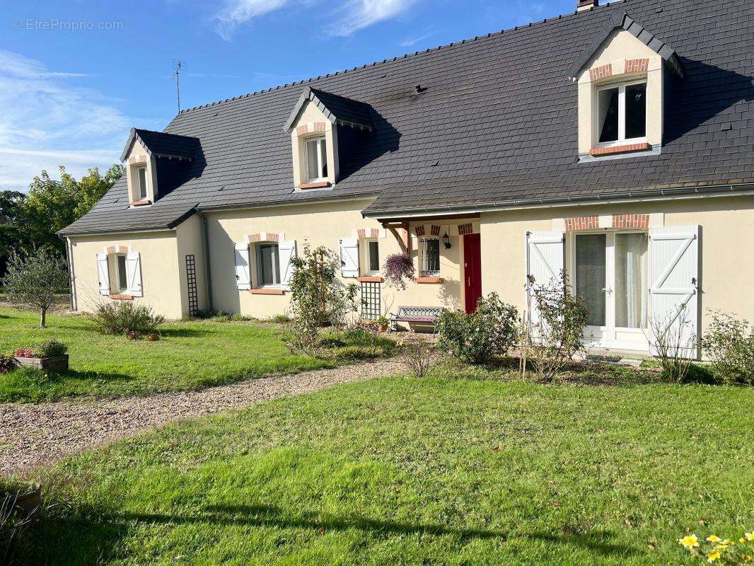 Maison à LA CHAPELLE-MONTMARTIN