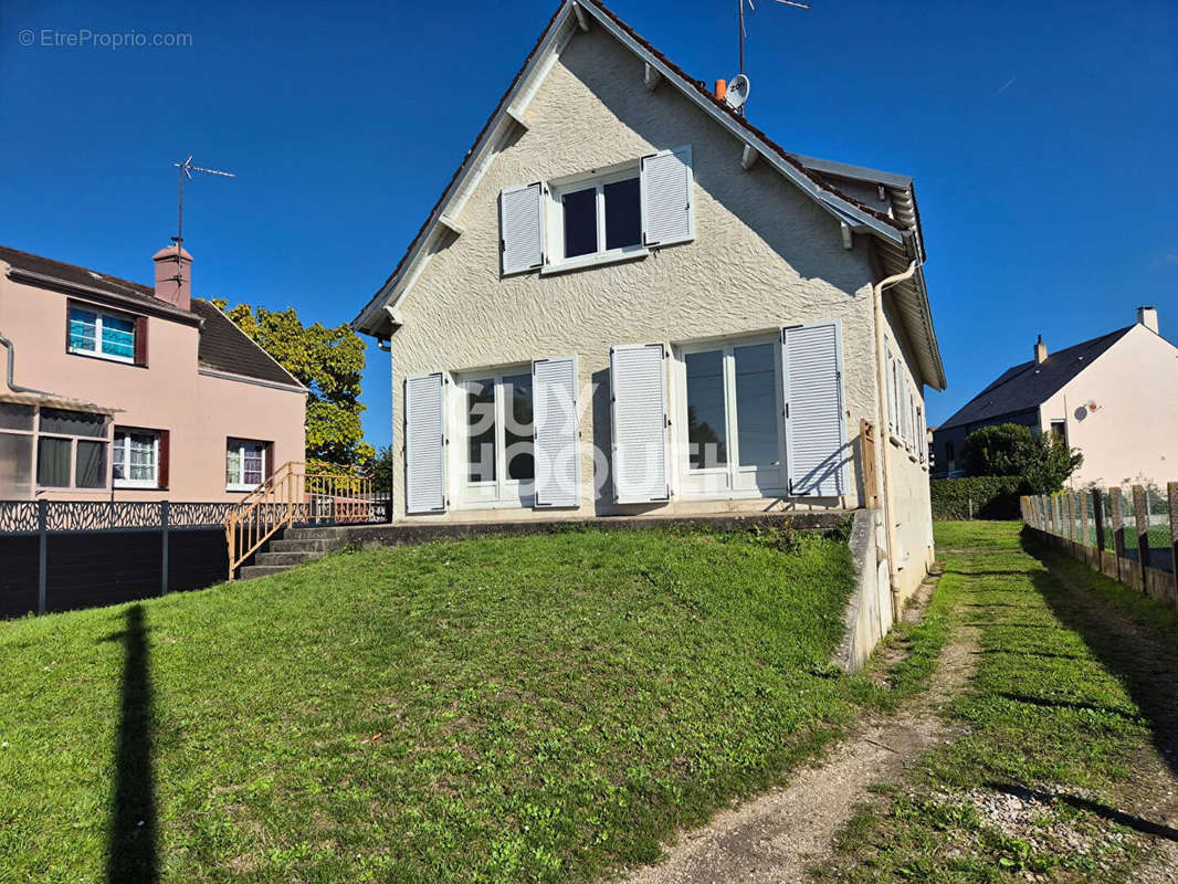 Maison à SAINT-JEAN-DE-LA-RUELLE