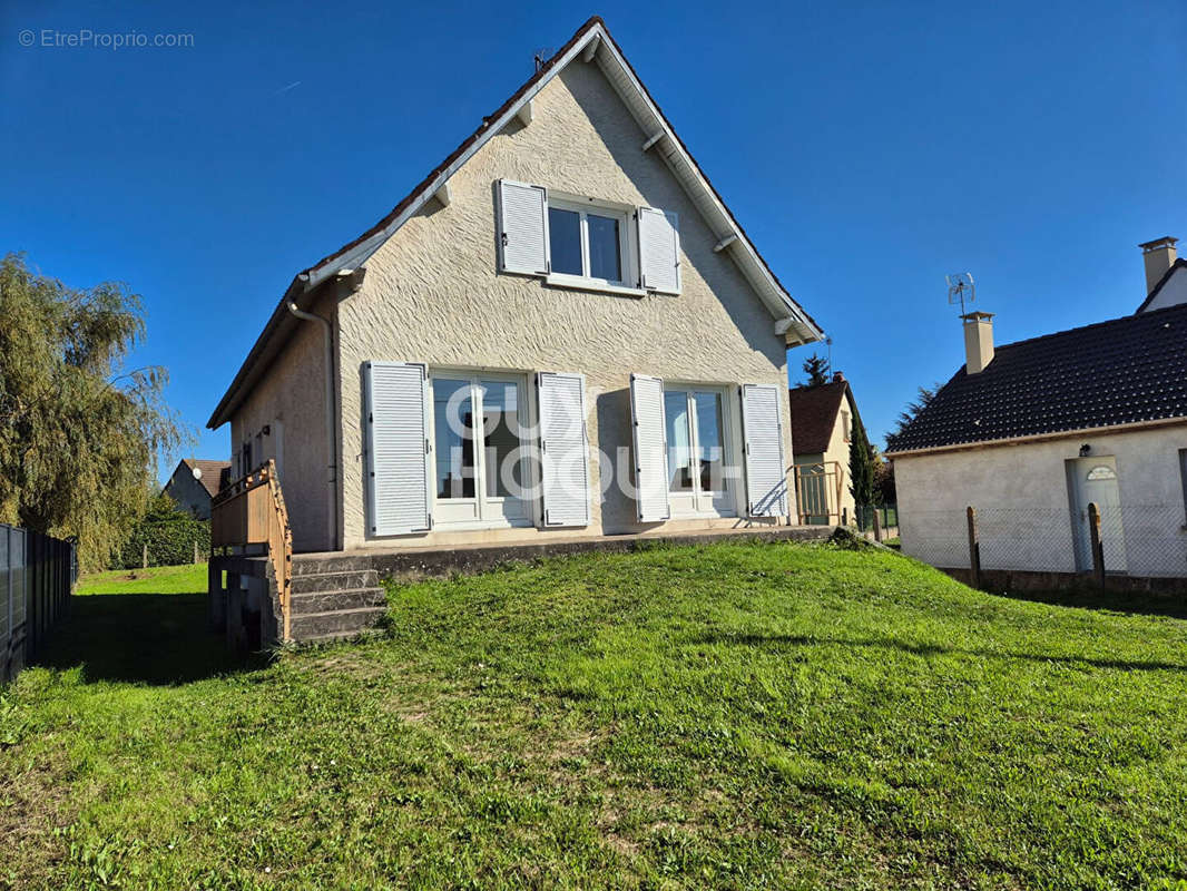 Maison à SAINT-JEAN-DE-LA-RUELLE