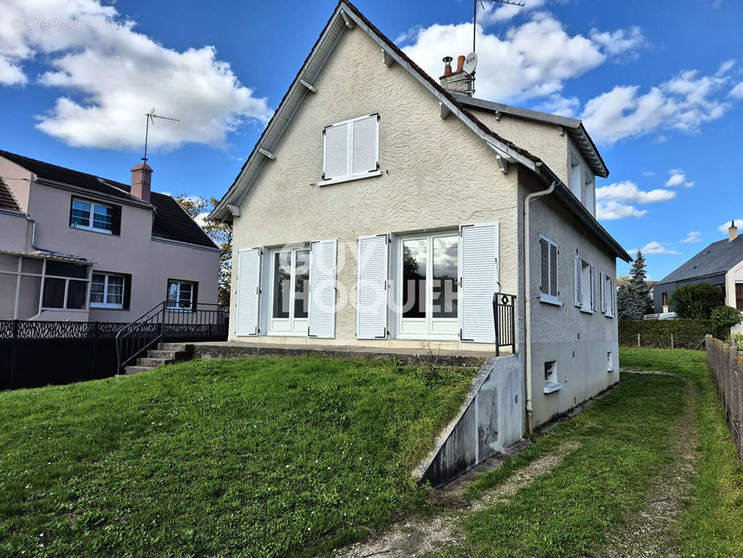 Maison à SAINT-JEAN-DE-LA-RUELLE