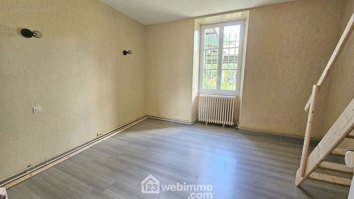 Un salon de 14 m² avec son accès direct sur le séjour. - Maison à NEMOURS