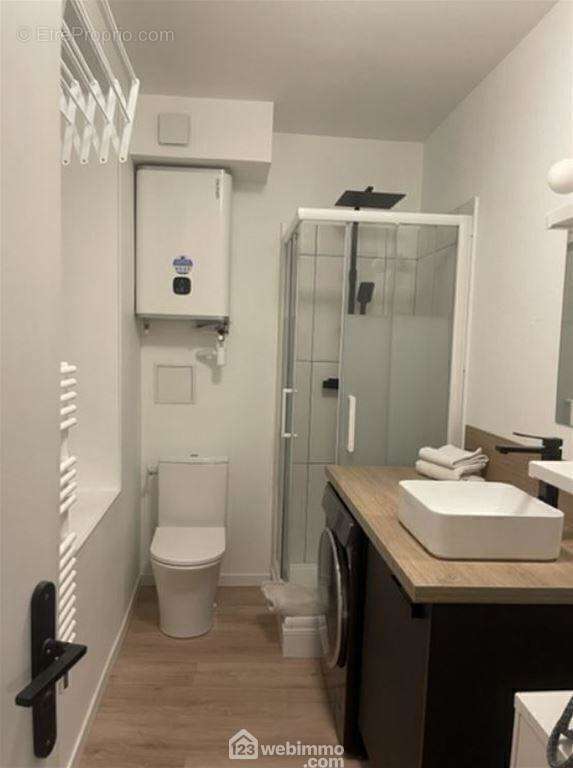 Une salle d&#039;eau/WC de 5 m² avec son espace buanderie. - Appartement à FONTAINEBLEAU