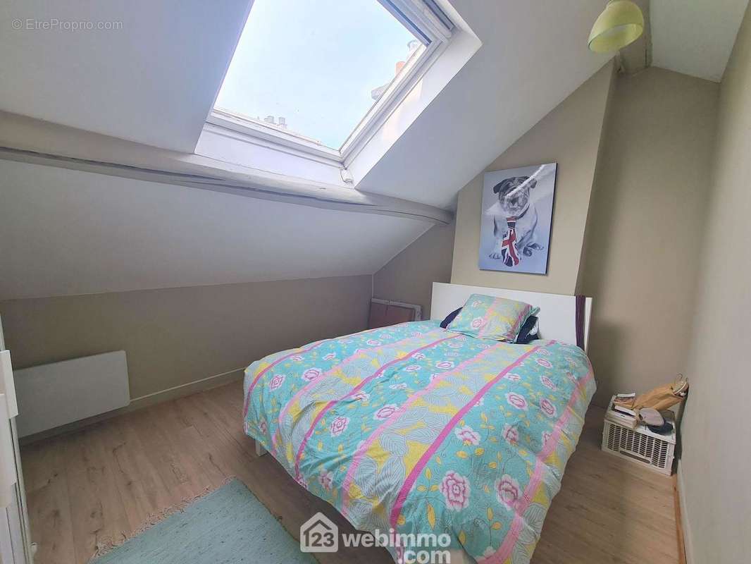 Une chambre de 8 m² LC toute parquetée. - Appartement à FONTAINEBLEAU