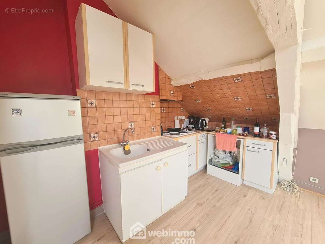 Une cuisine meublée et équipée. - Appartement à FONTAINEBLEAU