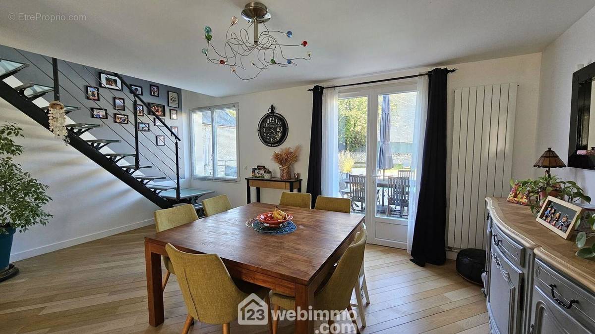 Un espace salle à manger avec son accès sur la terrasse. - Maison à MILLY-LA-FORET