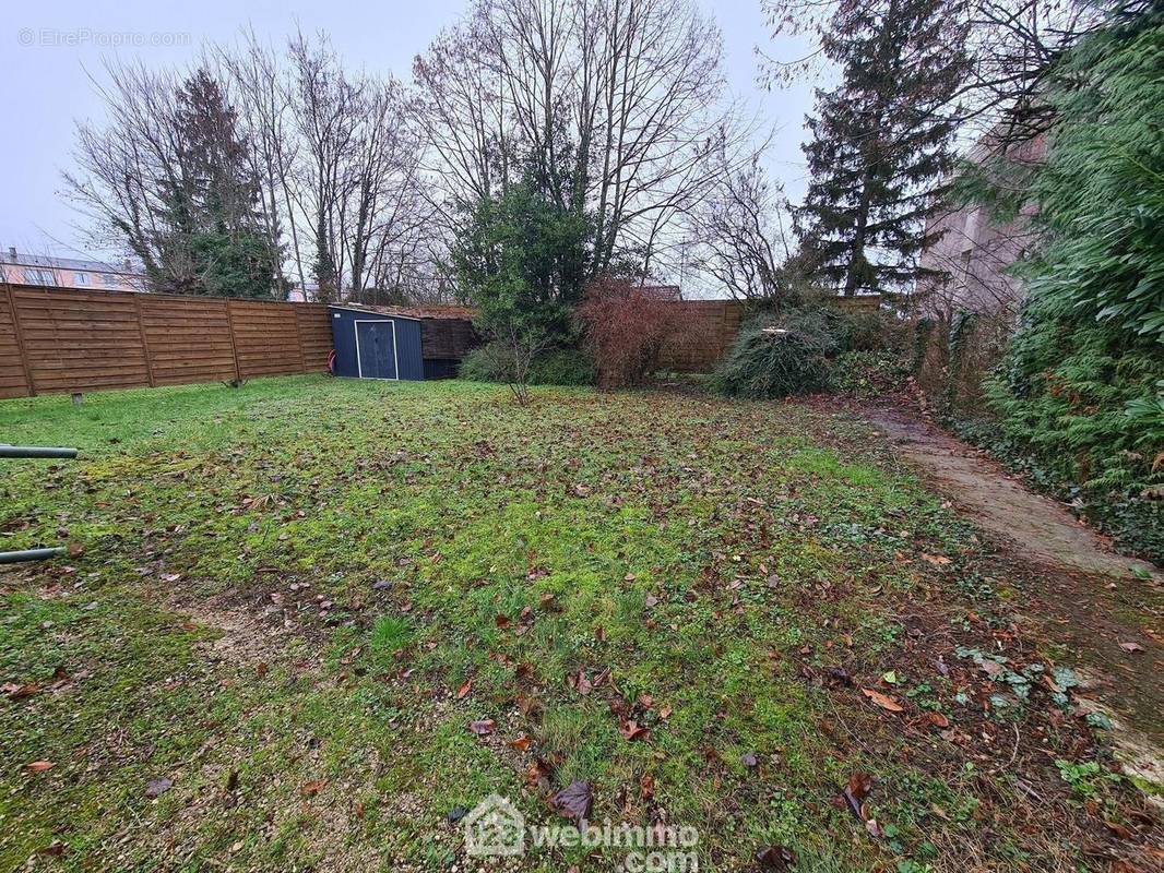 Un jardin de 1494 m² avec la possibilité de diviser le terrain. - Maison à MILLY-LA-FORET