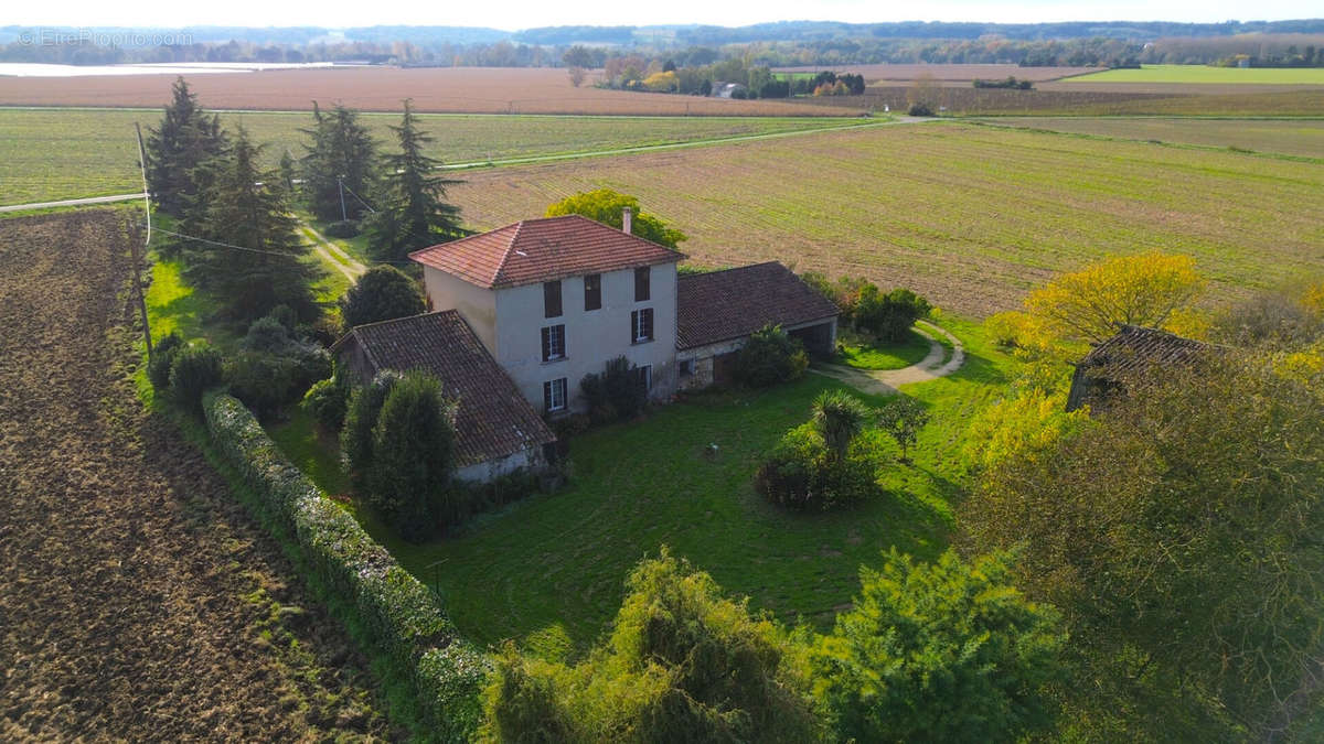 Maison à FEUGAROLLES