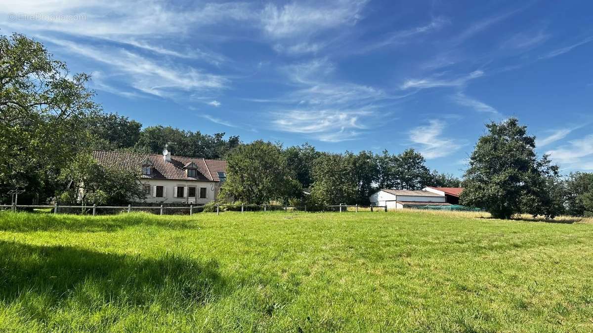 Maison à LA ROCHE-EN-BRENIL