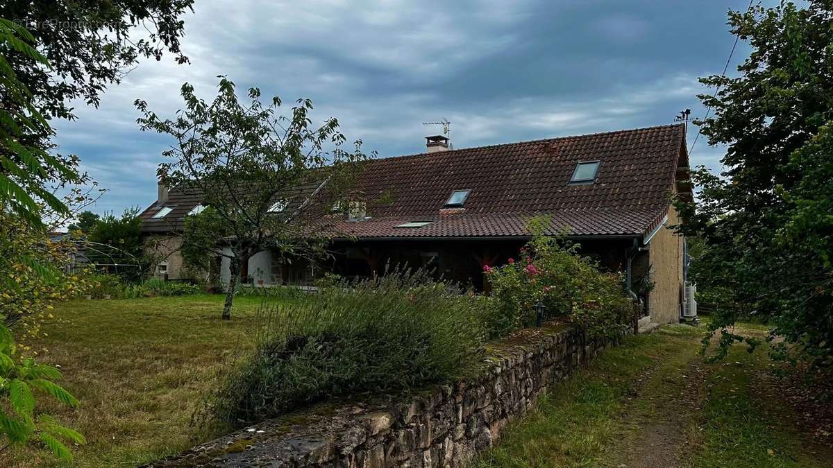 Maison à LA ROCHE-EN-BRENIL