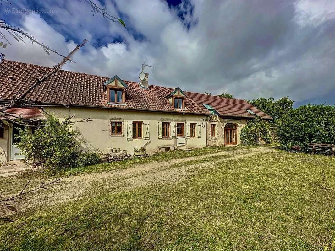 Maison à LA ROCHE-EN-BRENIL