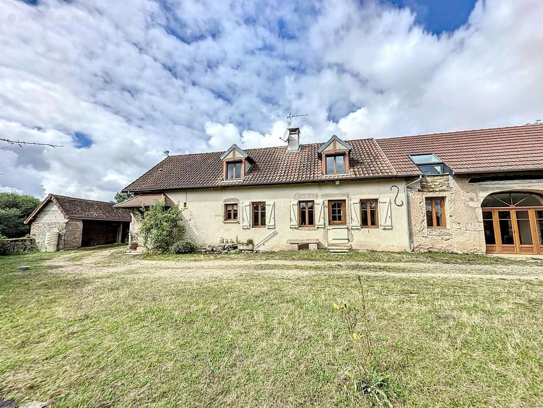 Maison à LA ROCHE-EN-BRENIL