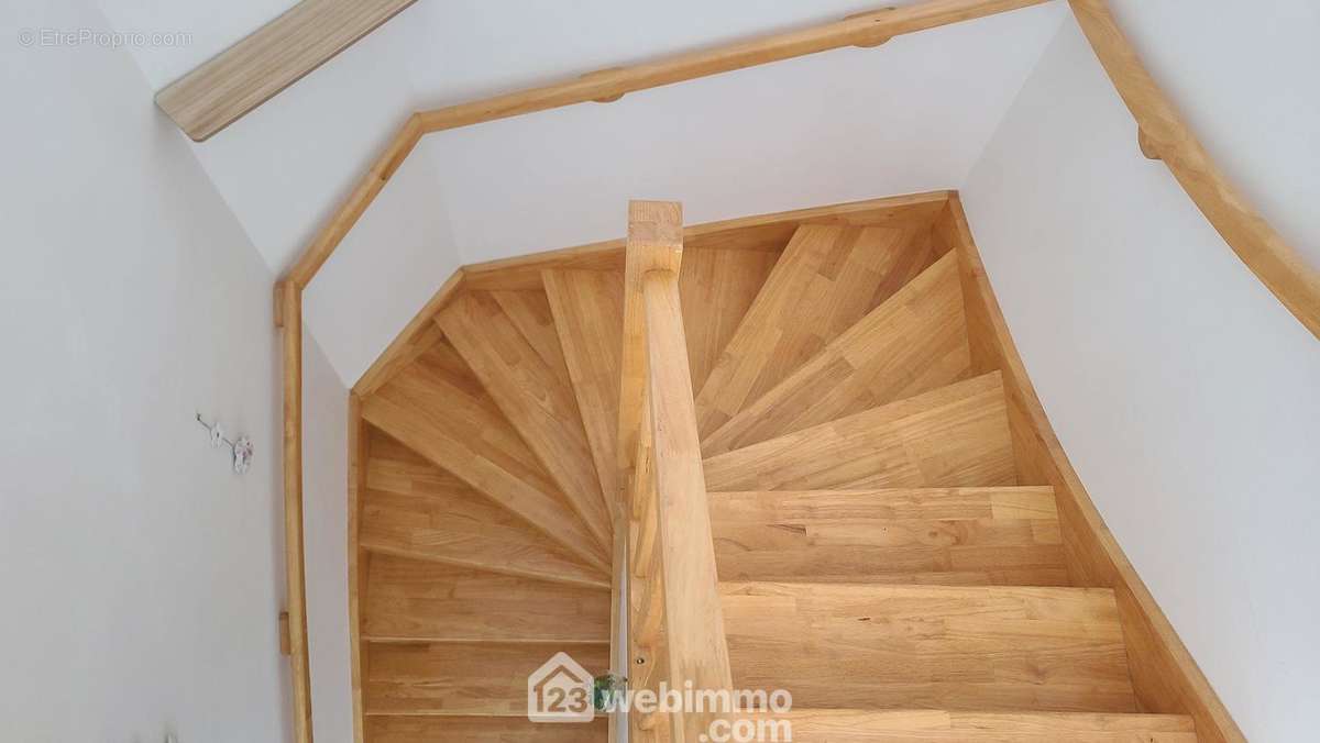 Escalier desservant les 2 chambres de l&#039;étage - Maison à TALMONT-SAINT-HILAIRE