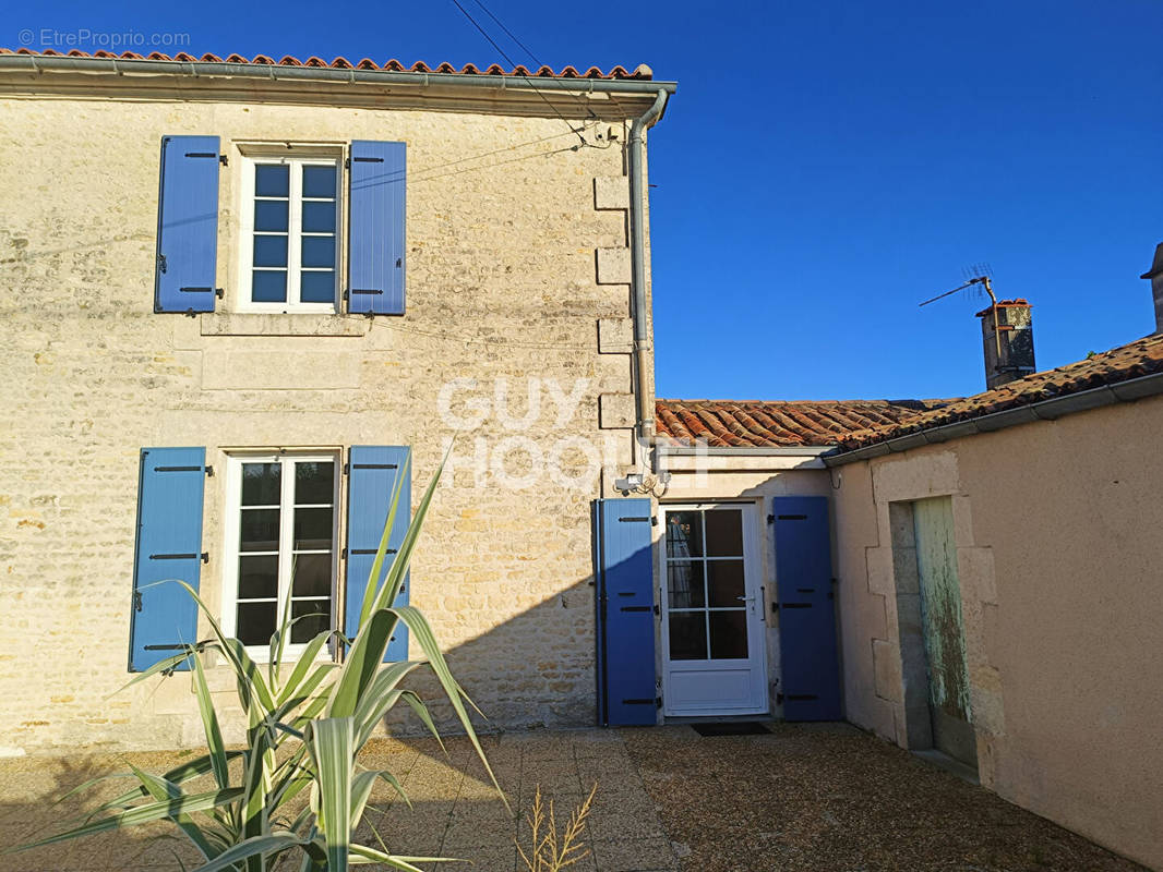 Maison à LE POIRE-SUR-VELLUIRE