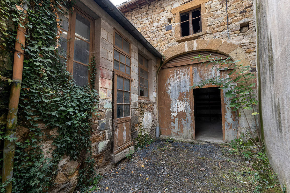 Parking à VIC-LE-COMTE