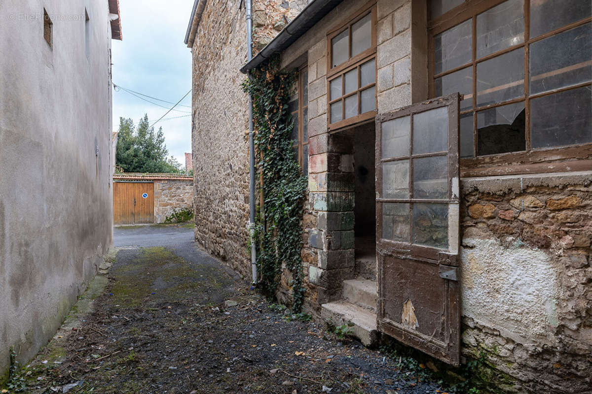 Parking à VIC-LE-COMTE