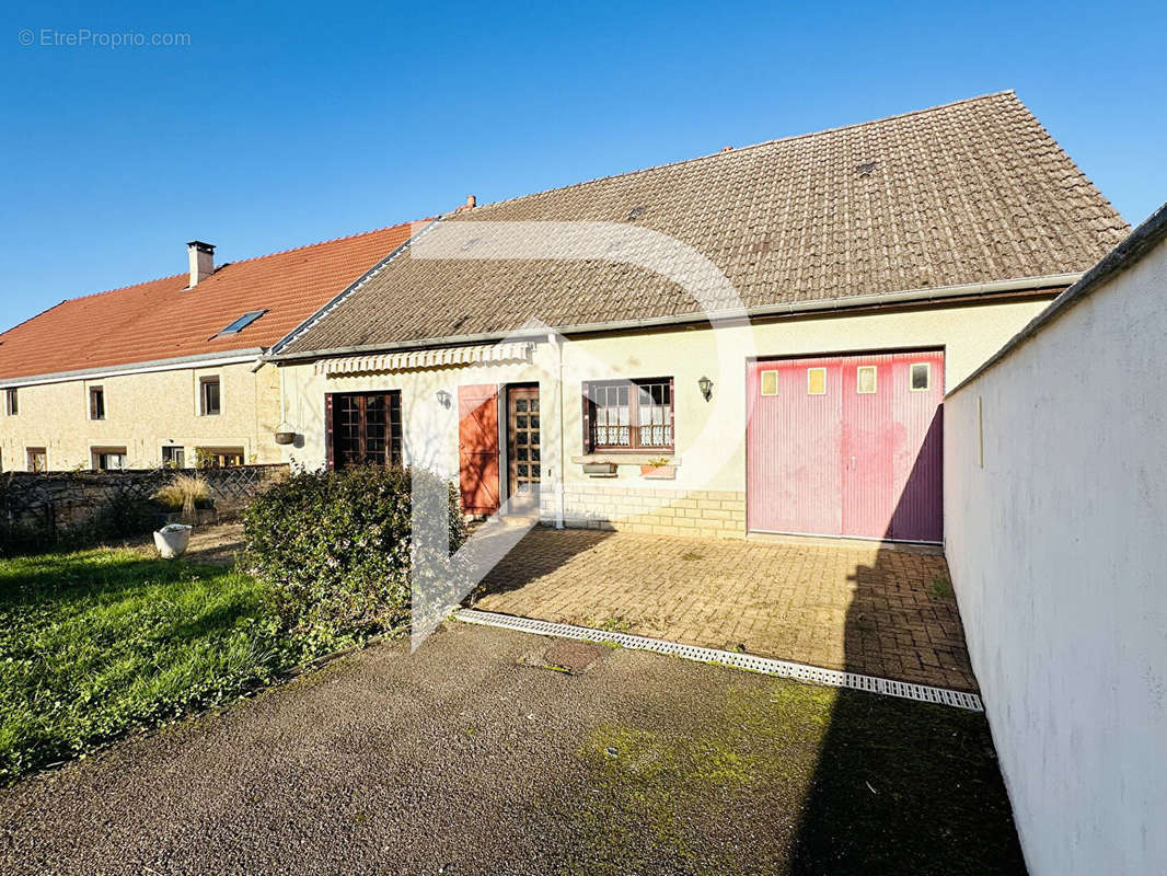 Maison à BOURDONS-SUR-ROGNON