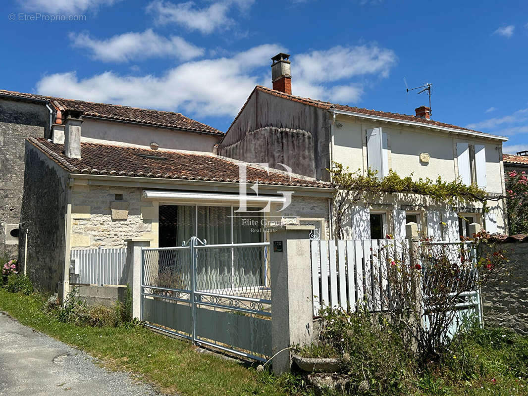 Maison à BLANZAC-LES-MATHA