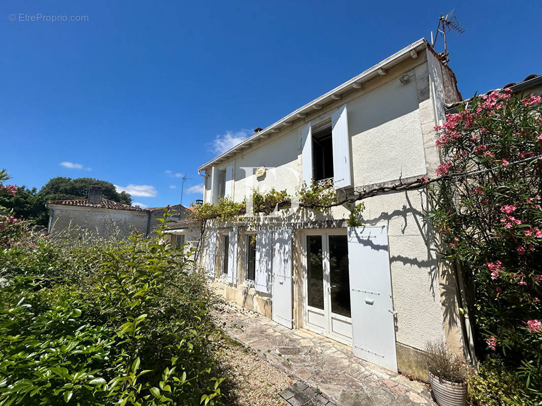 Maison à BLANZAC-LES-MATHA