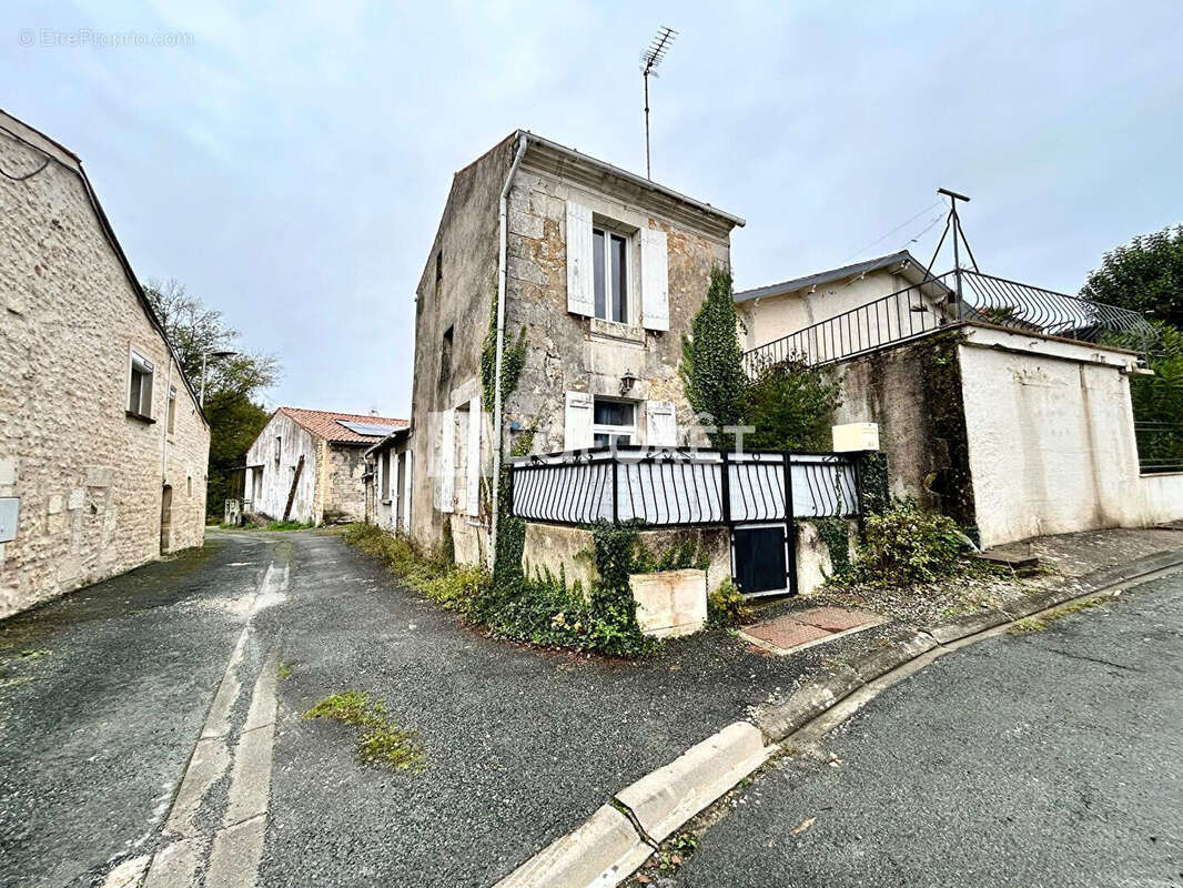 Maison à BUSSAC-SUR-CHARENTE