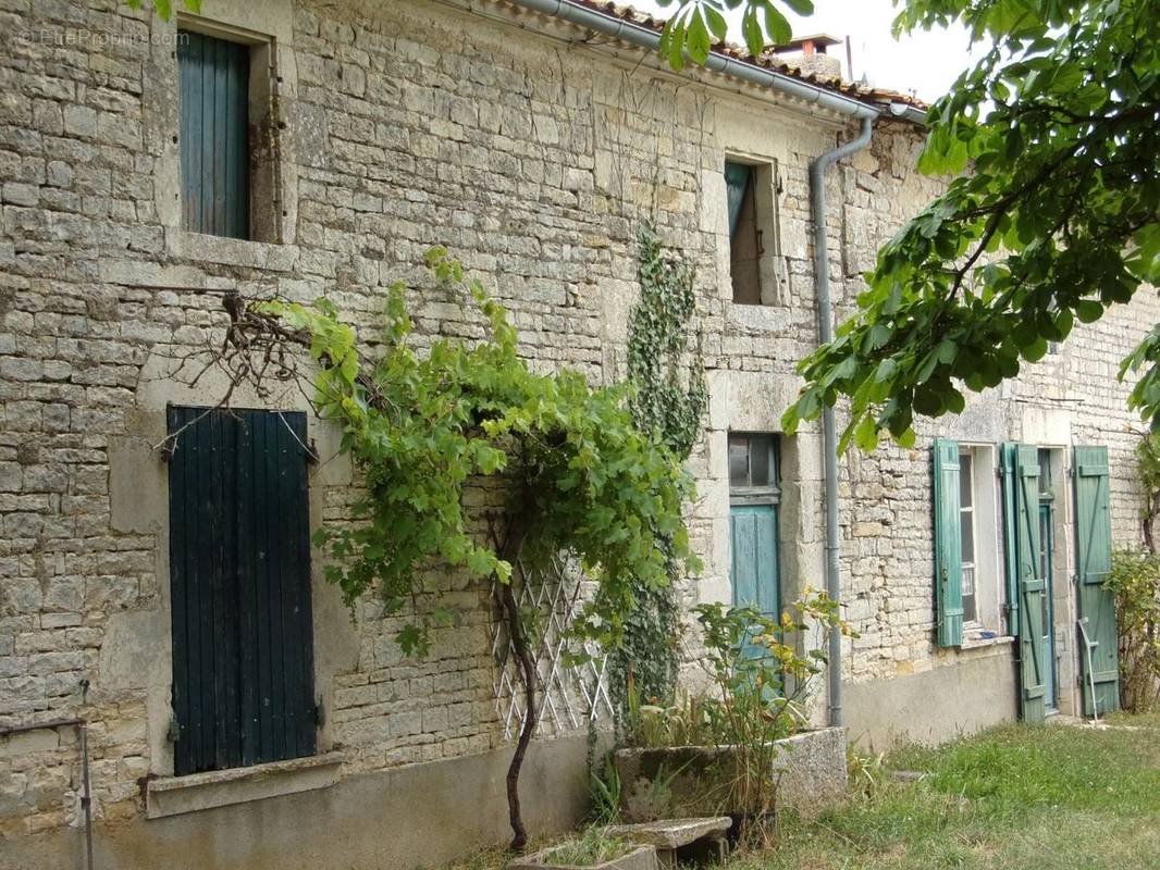 Maison à CHEF-BOUTONNE