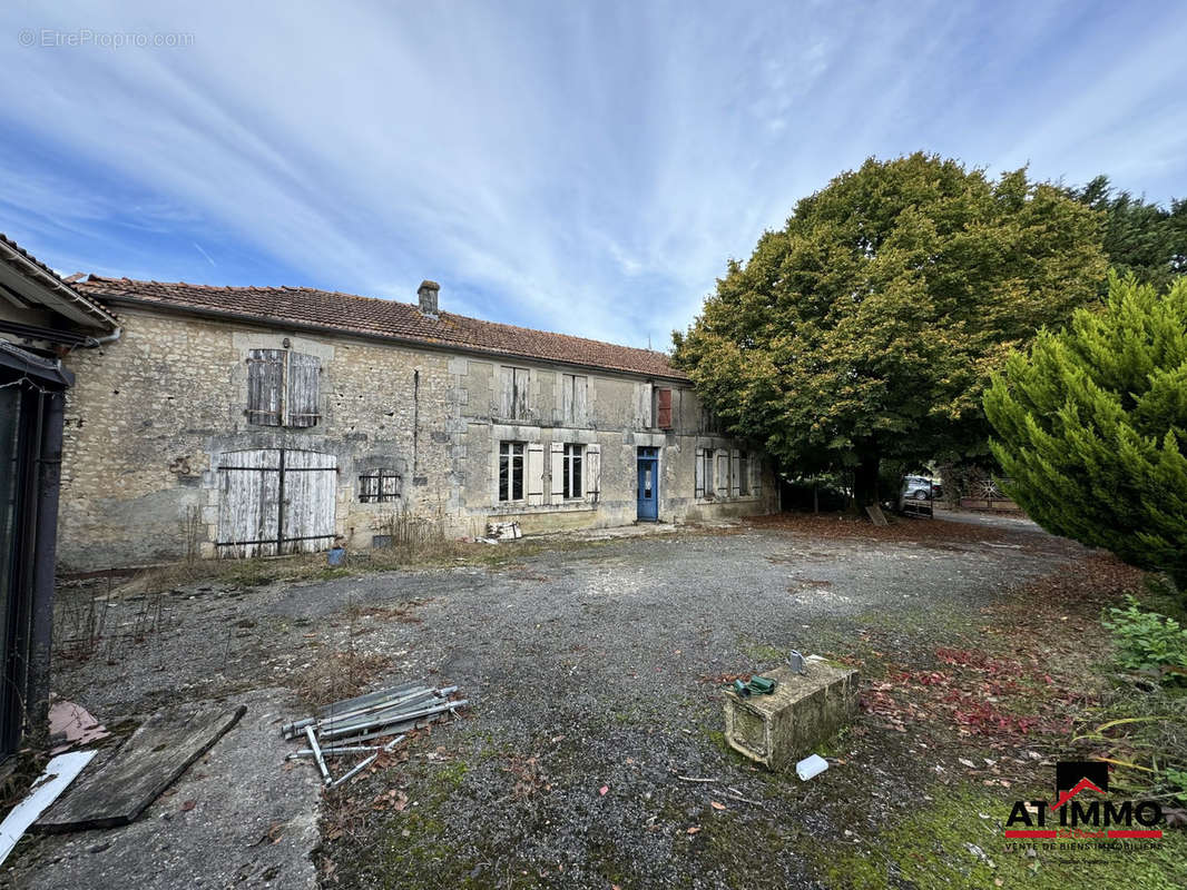 Maison à BARBEZIEUX-SAINT-HILAIRE