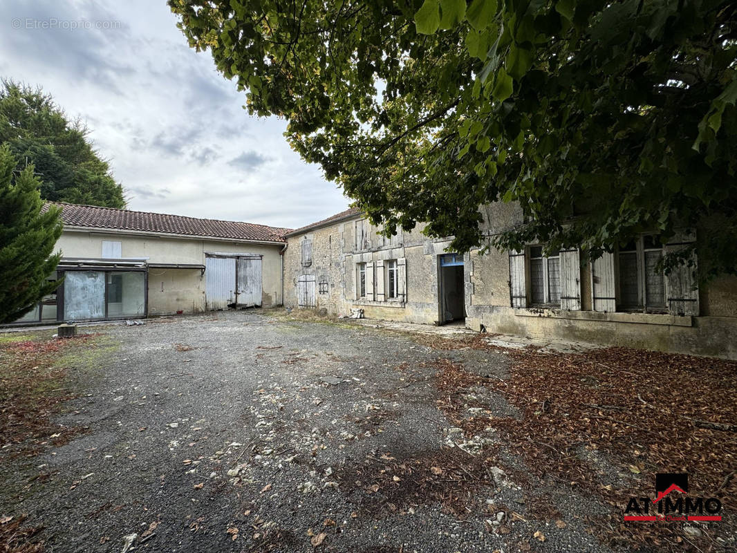 Maison à BARBEZIEUX-SAINT-HILAIRE