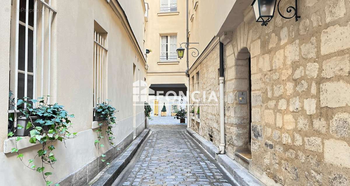 Parking à PARIS-4E