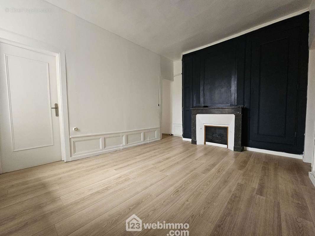 Appartement d&#039;une surface de 96 m², commençons avec l&#039;entrée de 12m² - Appartement à LAON