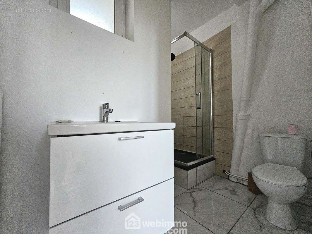 Voici la salle de douche avec WC - Appartement à LAON