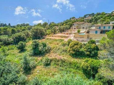 Terrain à MOUGINS