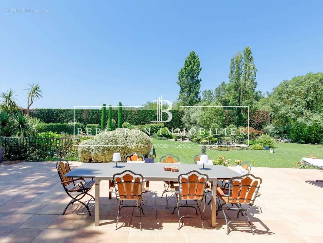 Maison à CHATEAUNEUF-GRASSE