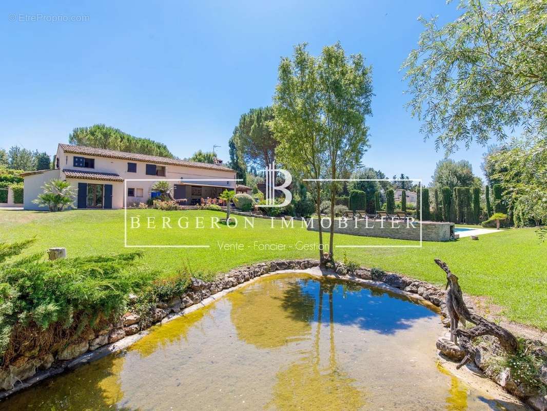 Maison à CHATEAUNEUF-GRASSE