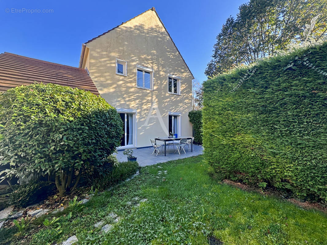 Maison à JOUY-LE-MOUTIER