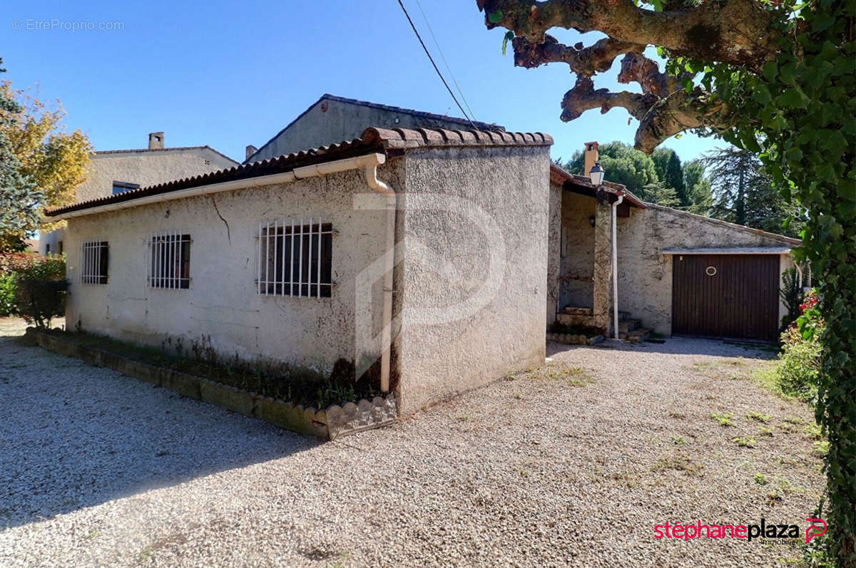 Maison à ENTRAIGUES-SUR-LA-SORGUE