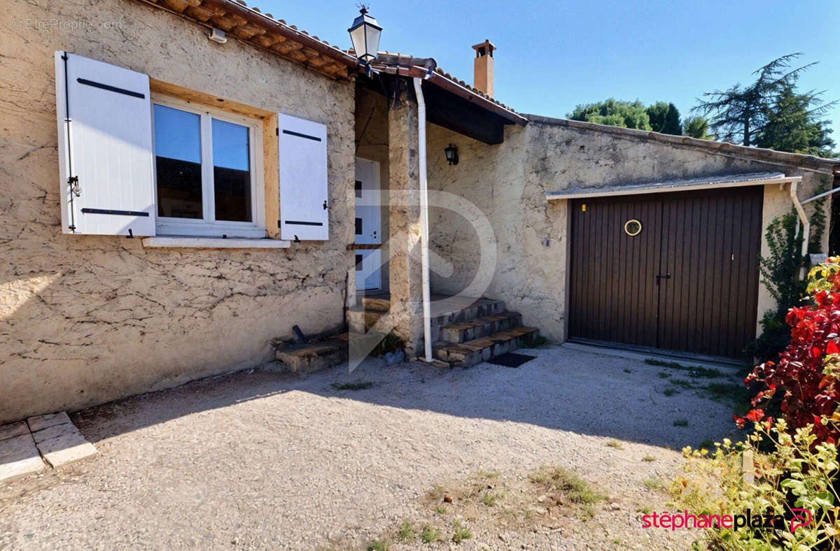 Maison à ENTRAIGUES-SUR-LA-SORGUE