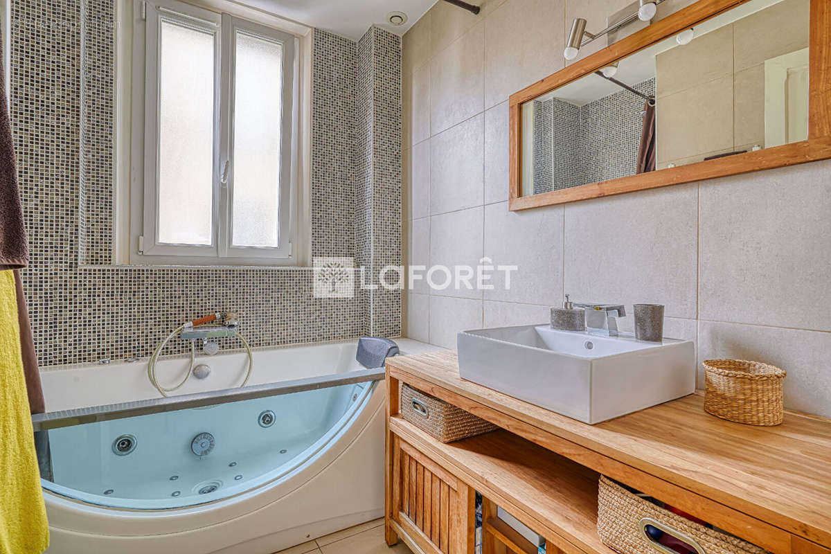 Appartement à COURBEVOIE