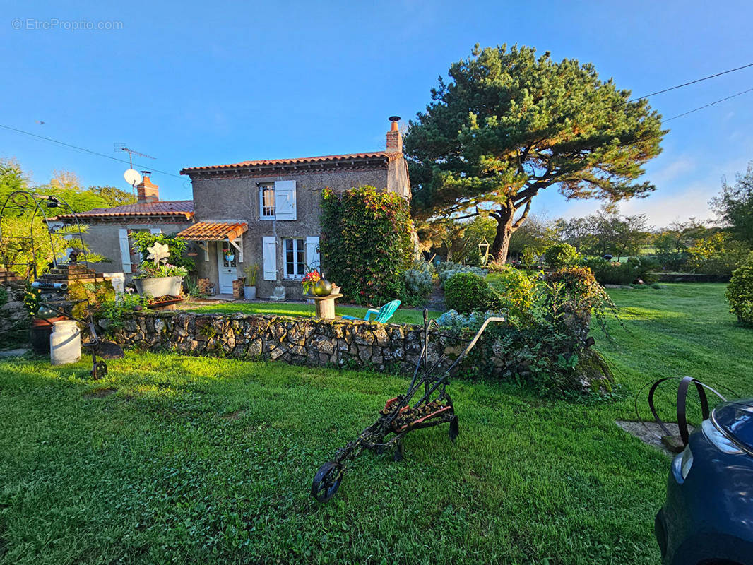 Maison à SAINT-ETIENNE-DU-BOIS