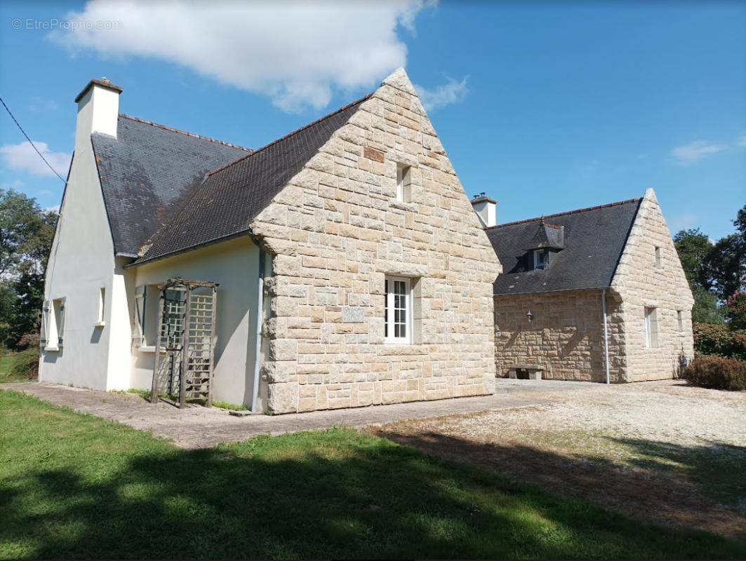 Maison à CHATEAUNEUF-DU-FAOU