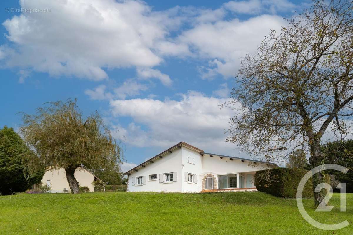 Maison à CREUZIER-LE-VIEUX