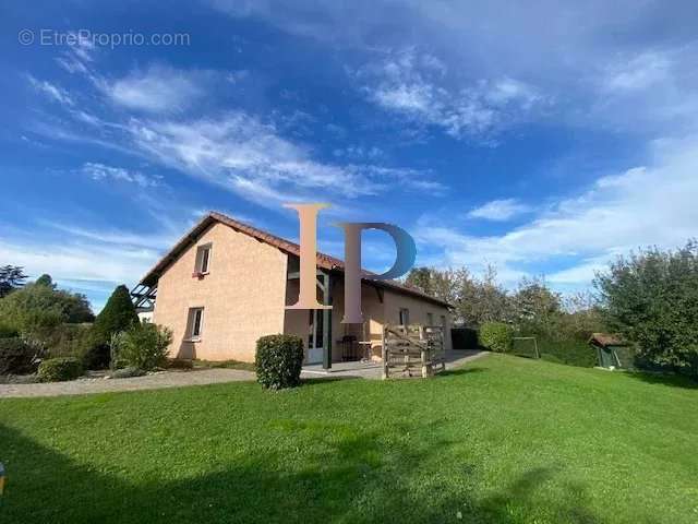 Maison à POUILLY-SOUS-CHARLIEU