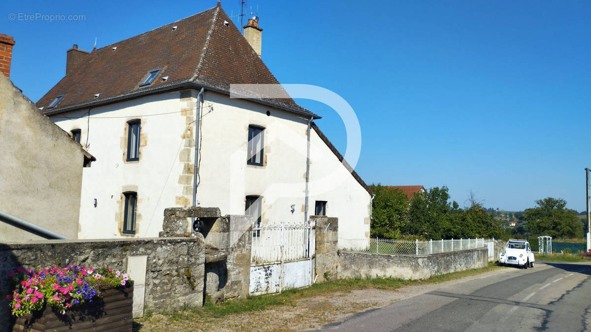 Maison à SAINT-ROMAIN-SOUS-GOURDON