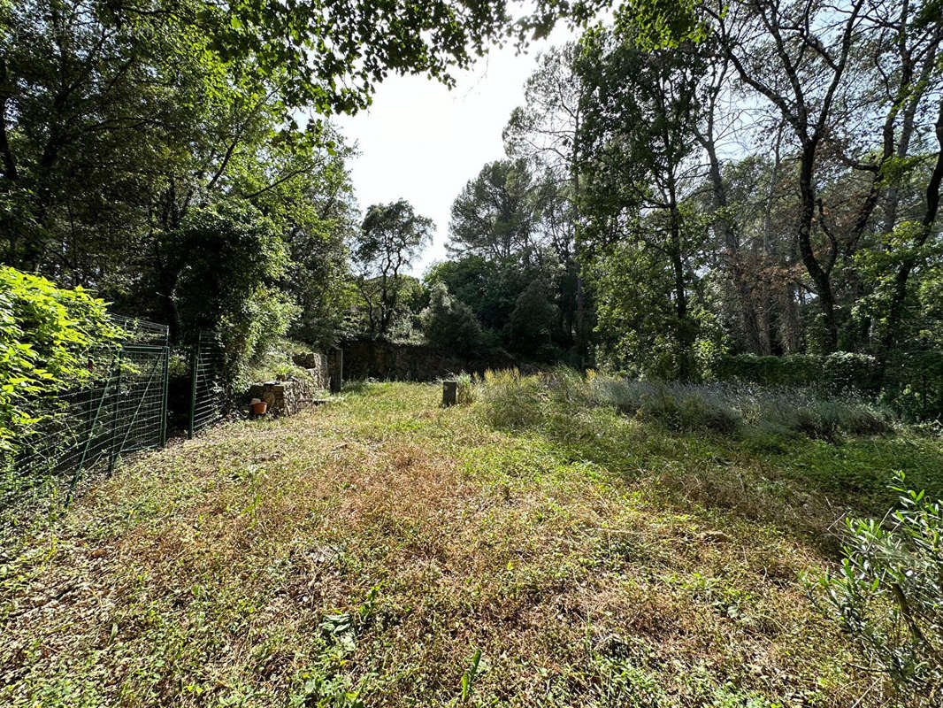 Terrain à LORGUES