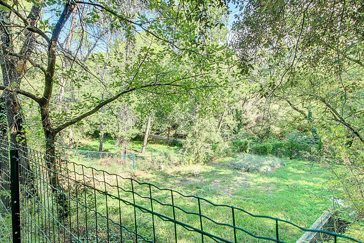 Terrain à LORGUES