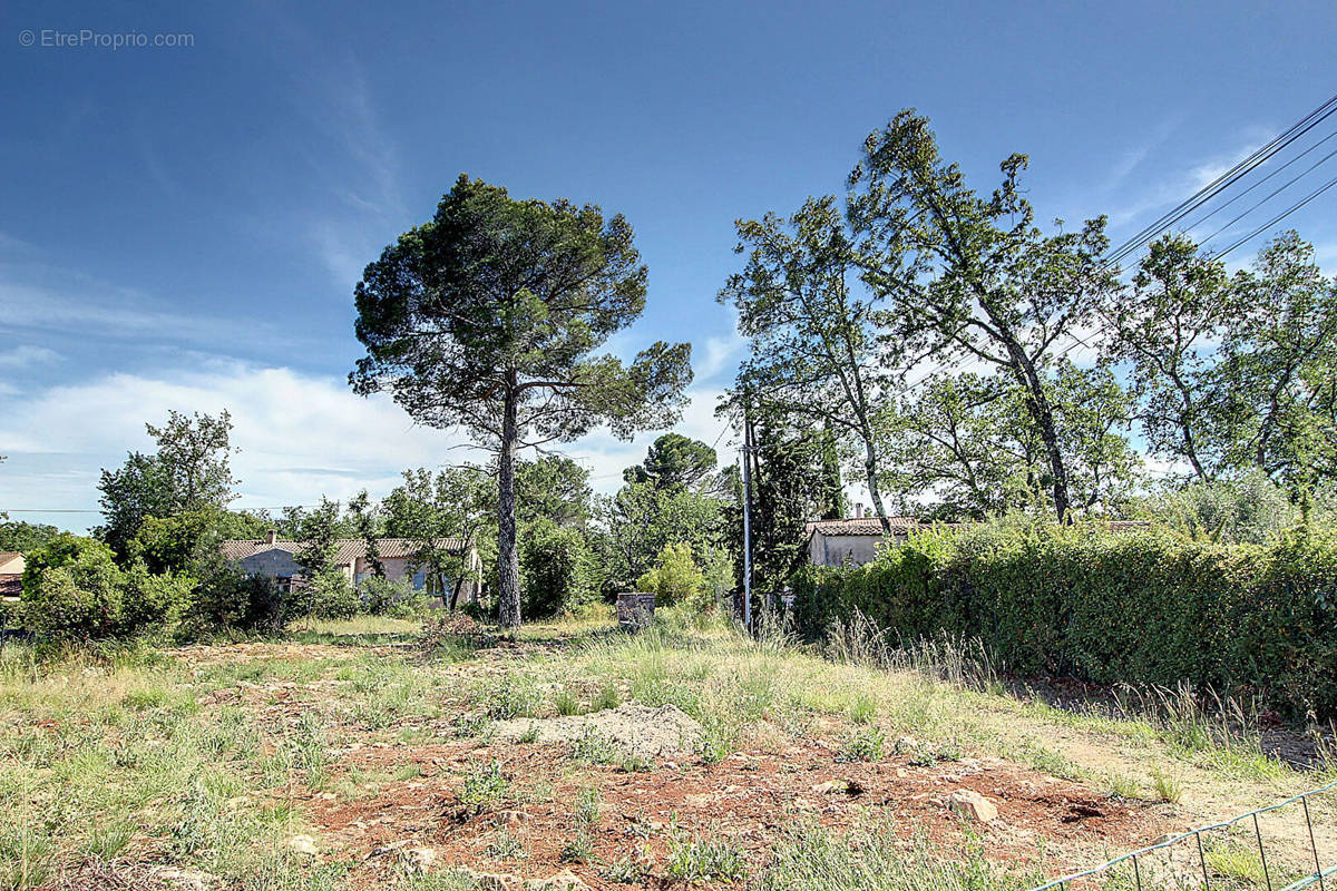 Terrain à LORGUES