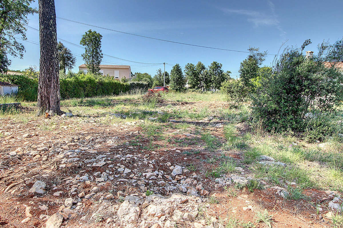 Terrain à LORGUES