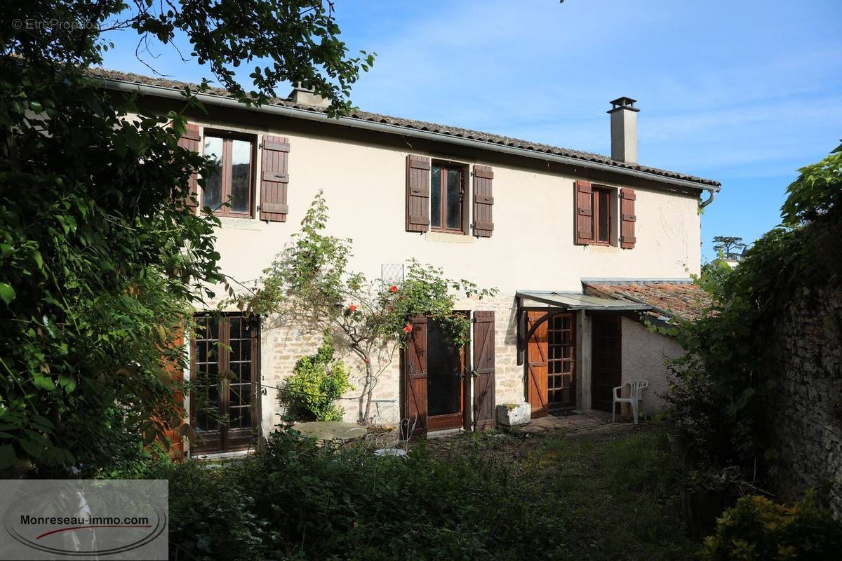 Maison à LA ROCHE-VINEUSE