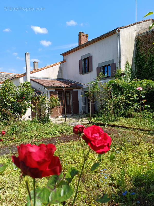 Maison à LA CHAIZE-LE-VICOMTE