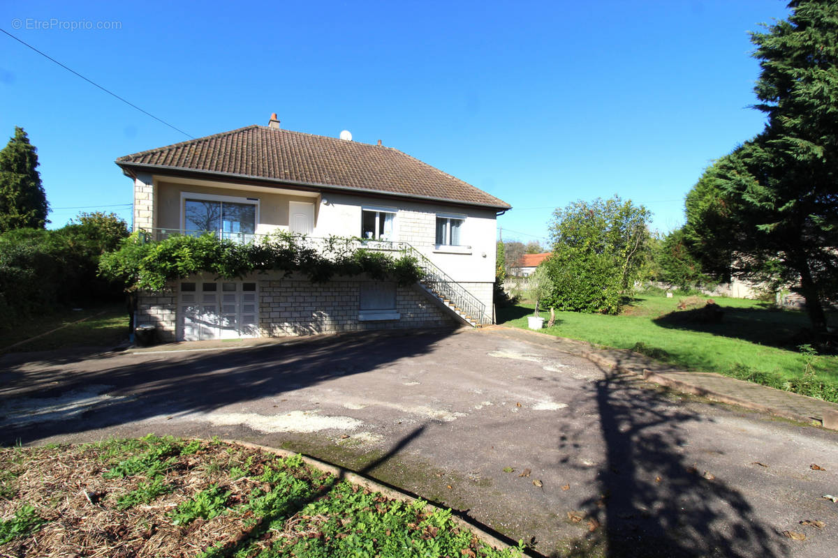 Maison à LA CHAPELLE-MONTLINARD